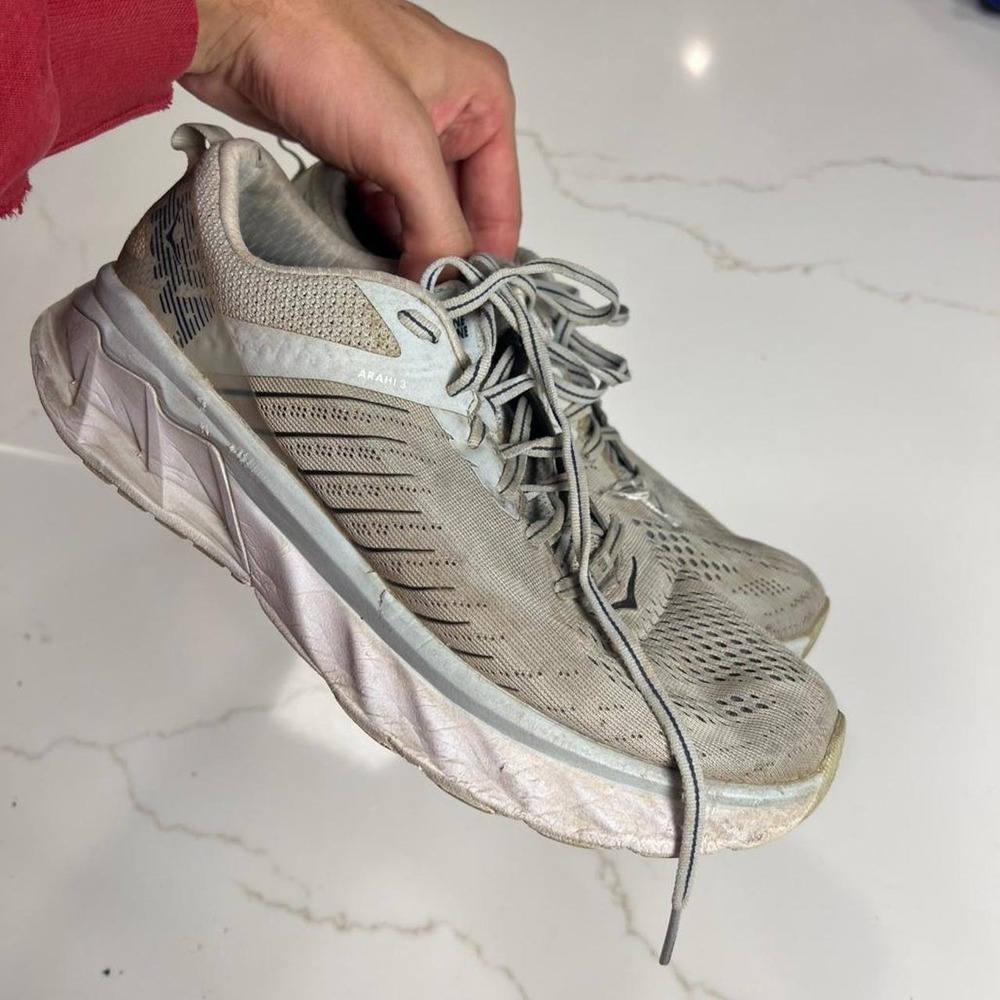 Hoka One One Arahi 3 Running Shoes Womens 8.5 Gray White stability 1104099